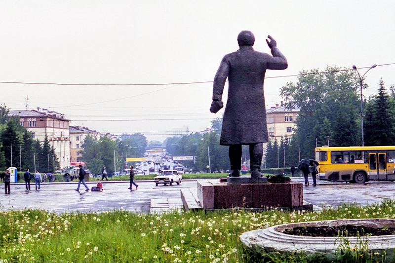 Проспект Ленина и памятник Кирову