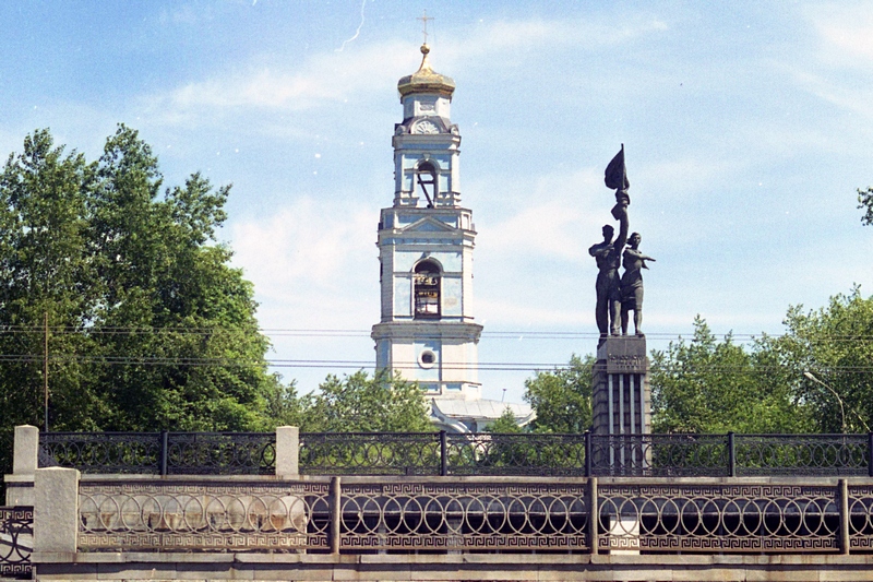 Памятник Комсомолу Урала и Храм Вознесения Господня