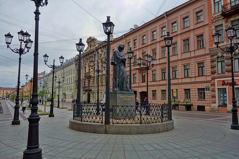 Памятник Н.В. Гоголю