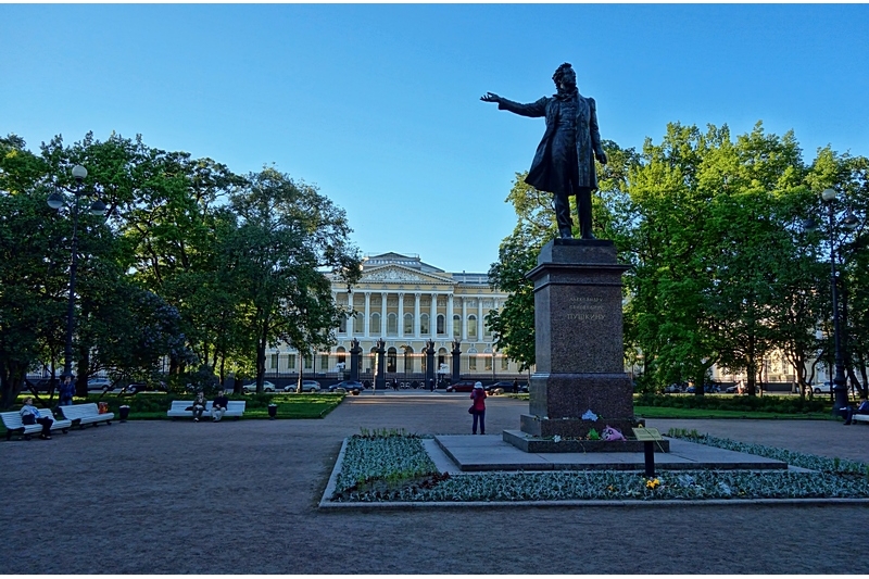 Пустой бульвар.
И памятник поэту.