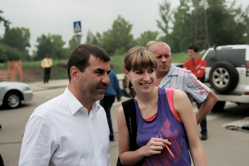 с поклонницами...