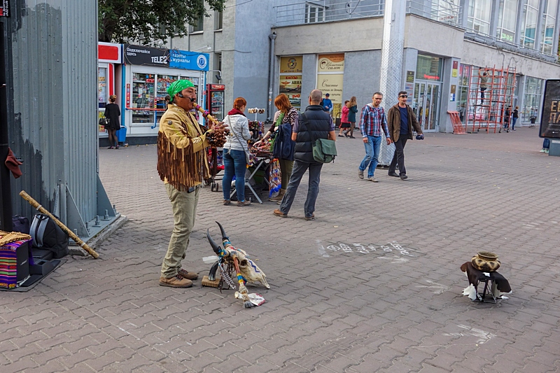 На улицах города...