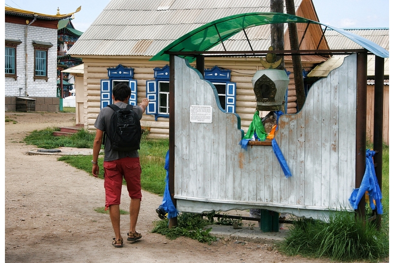 прикоснутся к камню Зеленой Тары