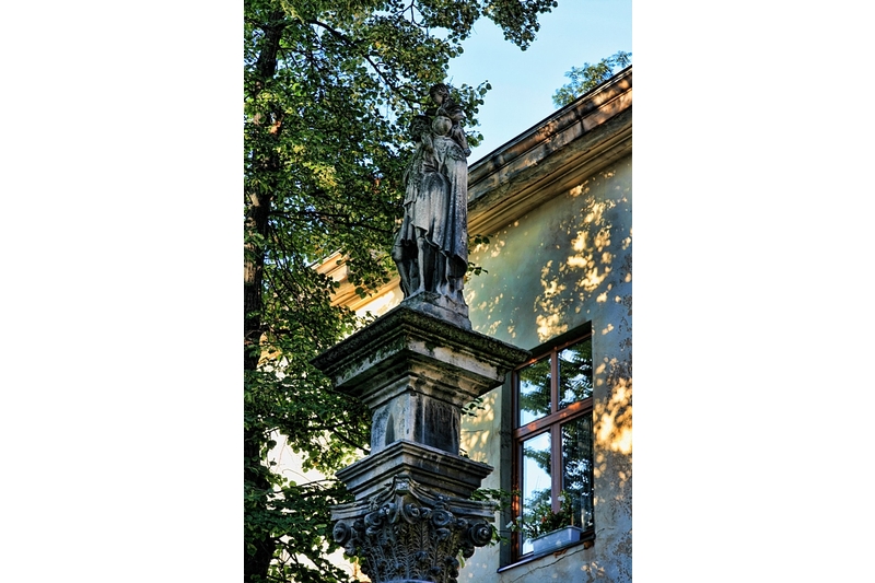 во дворе армянской церкви