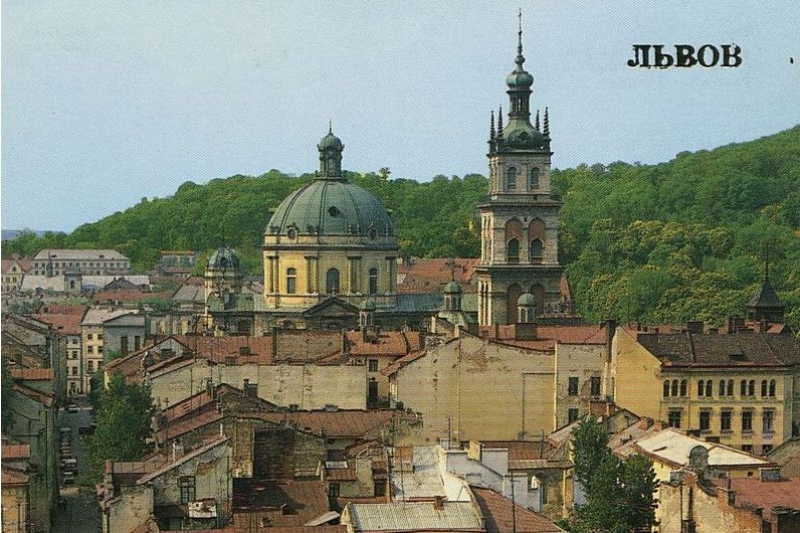 Средневековая часть города. Справа — башня-колокольня Корнякта. 