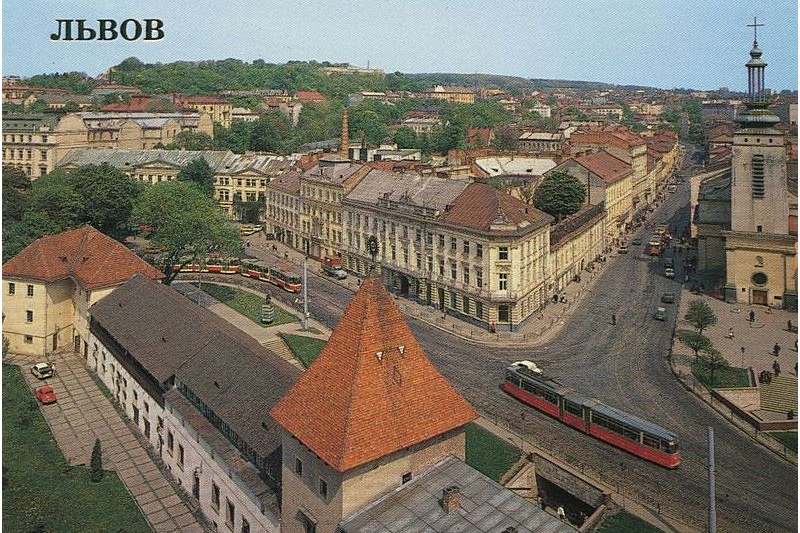 Ансамбль бывшего Бернардинского монастыря. Справа — бывший костел кларисок. XVII век